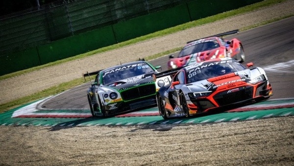 L'Audi WRT vince a Imola, ma per Rossi è una prima amara