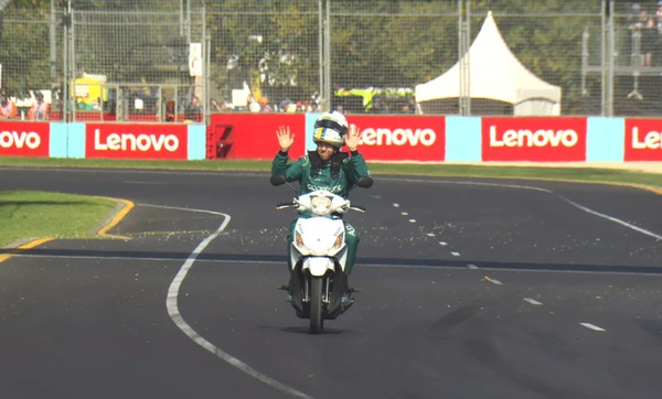 Vettel, rientro amaro… In scooter