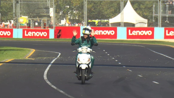 Vettel, rientro amaro… In scooter