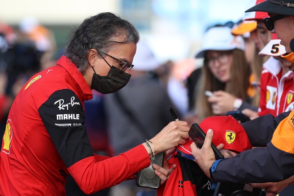 Mekies: "Leclerc straordinario, peccato per Sainz ma in gara lotterà"
