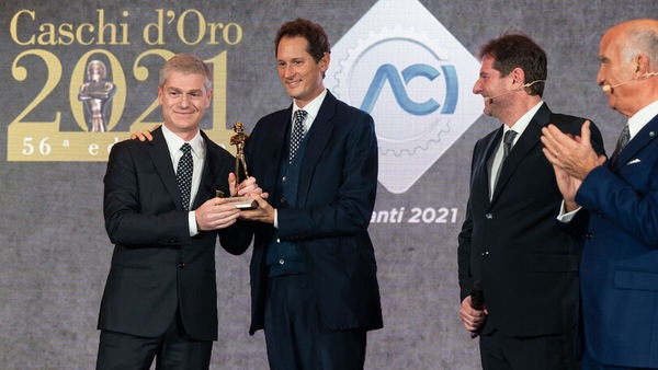 Elkann presenta agli azionisti una Ferrari emozionante