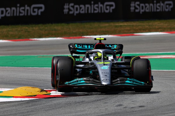 Hamilton: "Grande lavoro del team. Lottare con le Ferrari? Sarebbe grandioso"