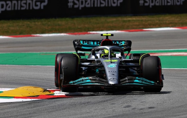 Hamilton: "Grande lavoro del team. Lottare con le Ferrari? Sarebbe grandioso"