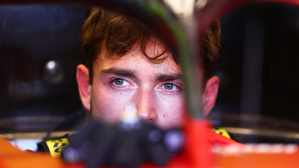 Ferrari, errore clamoroso ai box, Leclerc furioso: "Che c***o avete fatto?"