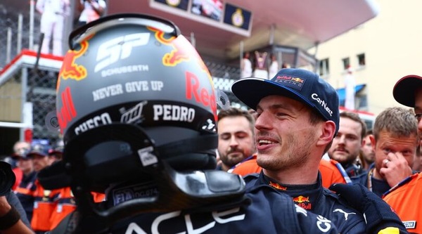 Verstappen: "Gara frenetica, bicchiere mezzo pieno. Perez? Straordinario"