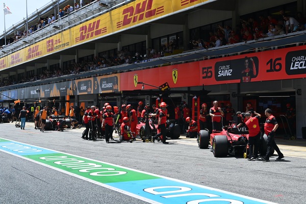 Spalle al muretto per questa Ferrari