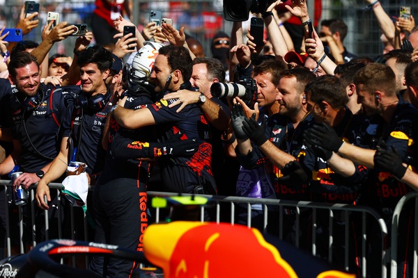 Verstappen: "Un po' di fortuna con il ritiro degli avversari, Red Bull ottima"