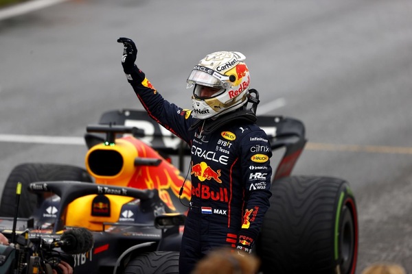 Verstappen: "Bello fare la pole, ma domani non sarà un GP lineare"