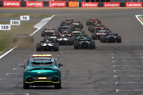 GP Gran Bretagna, la sequenza del mega incidente al via