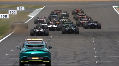 GP Gran Bretagna, la sequenza del mega incidente al via