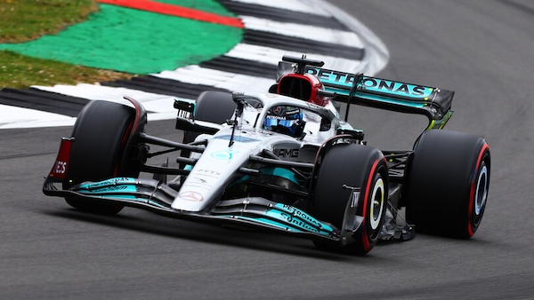 Russell: "Peccato per la gara di casa, incidente Zhou? Spaventoso!"