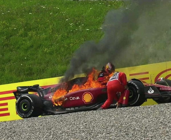 GP Austria, la Ferrari di Sainz a fuoco