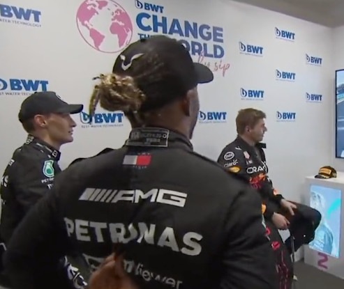 Verstappen, Hamilton e Russell sbeffeggiano la Ferrari: la strategia fa ridere