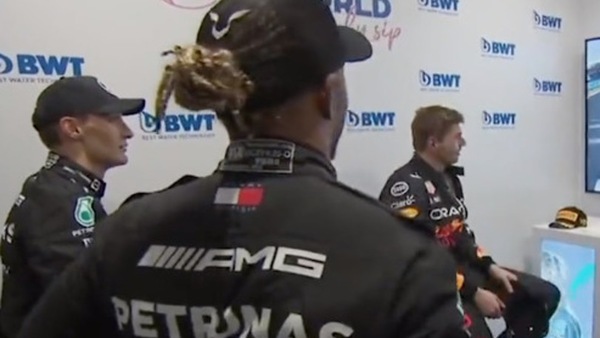 Verstappen, Hamilton e Russell sbeffeggiano la Ferrari: la strategia fa ridere