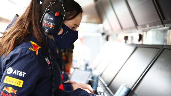 "Ci vediamo da Mario": In F.1 la star del momento è Hannah Schmitz