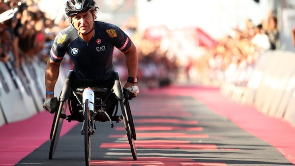Alex Zanardi torna a casa dopo il ricovero a Vicenza