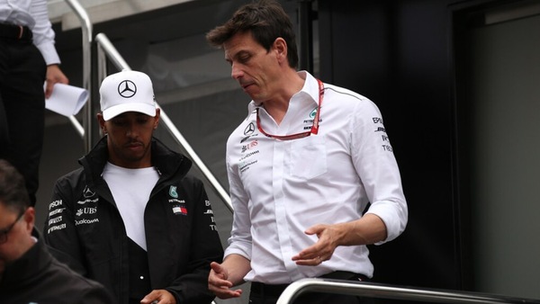 La Mercedes non ci sta, Hamilton e Toto Wolff furiosi per il caso budget cap Red Bull