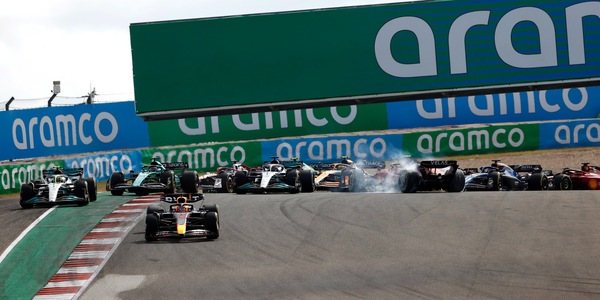 Sainz si sfoga: "Spinto fuori da Russell". E l'inglese della Mercedes si scusa