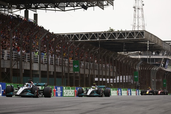 GP Brasile: doppietta Mercedes! Prima vittoria di Russell, Sainz 3° e Leclerc 4°