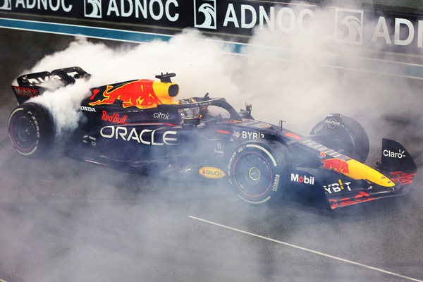 Verstappen: "Gara di sola gestione, incredibile chiudere con 15 vittorie"