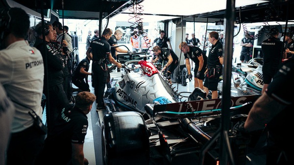 Mercedes, avviata la power unit della W14: il video
