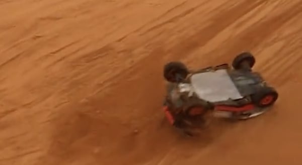 Dakar 2023: Sainz, che paura! Salta su una duna e si capotta VIDEO