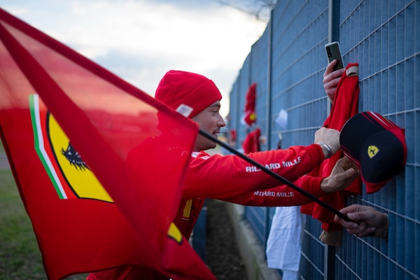 Ferrari, Leclerc dà la carica ai tifosi dopo i test a Fiorano