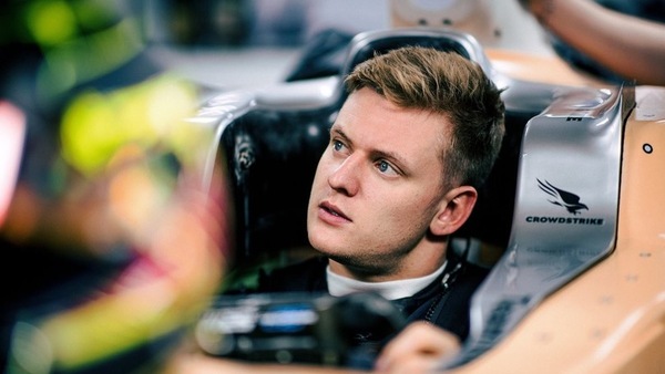 Mick Schumacher si accomoda nel cockpit Mercedes