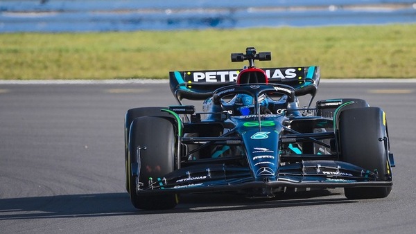 Mercedes W14, prima volta in pista a Silverstone: eccola