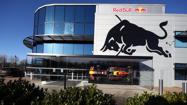 McLaren-Red Bull Powertrains, Brown in visita a Milton Keynes