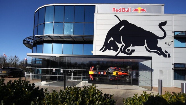 McLaren-Red Bull Powertrains, Brown in visita a Milton Keynes