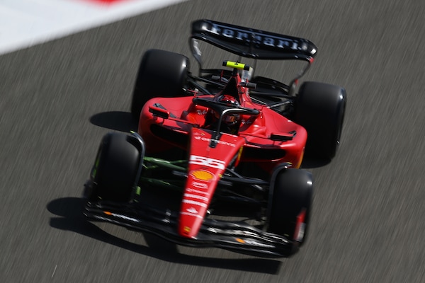 Test F1, ecco le auto in pista in Bahrain