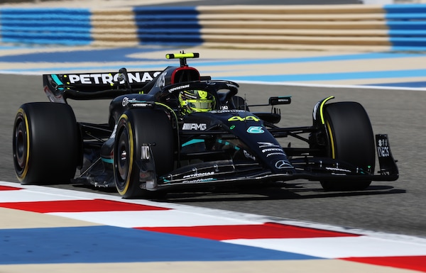 Mercedes lenta sul dritto, Hamilton: "C'è una montagna da scalare"
