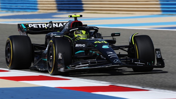 Mercedes lenta sul dritto, Hamilton: "C'è una montagna da scalare"