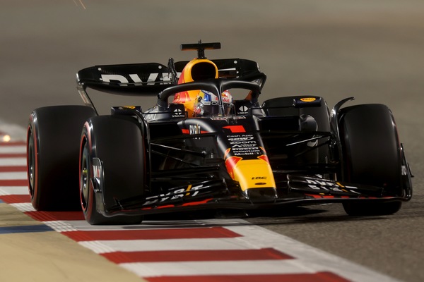 GP Bahrain, qualifiche: Verstappen in pole, Leclerc 3° per "strategia"