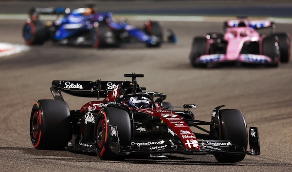 Alfa Romeo guida il centro gruppo e marca Alpine in Bahrain