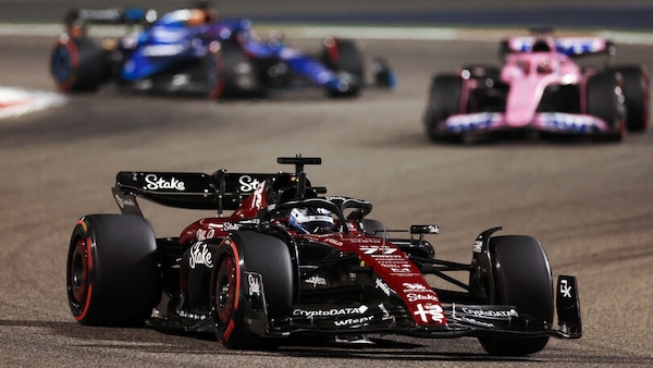 Alfa Romeo guida il centro gruppo e marca Alpine in Bahrain