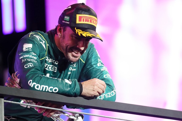 Alonso penalizzato non le manda a dire: "Brutta figura per la FIA"