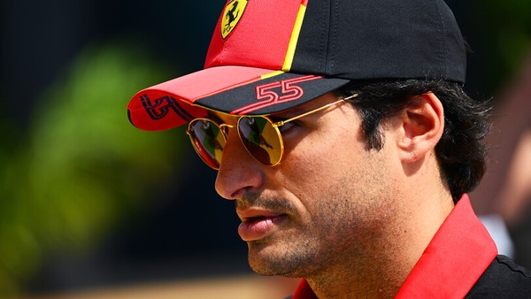 Sainz verso il GP d'Australia: così abitua il fisico a superare il jet lag