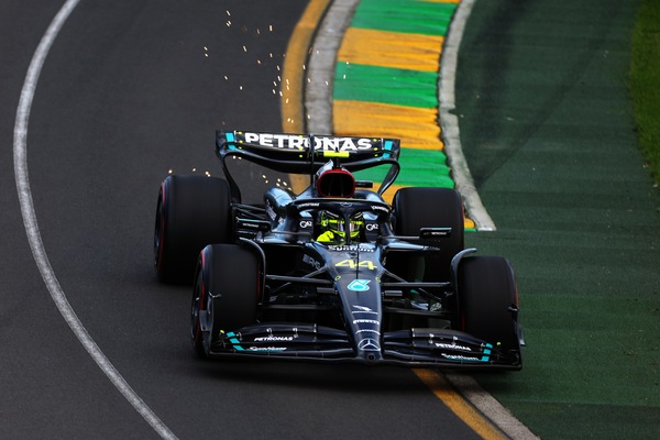 Mercedes, un venerdì agli antipodi per Russell ed Hamilton