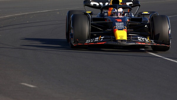 GP Australia da incubo: Verstappen vince nel caos, Sainz 12° per una penalità e Leclerc ko