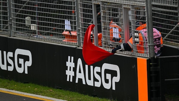Uffa, tutte ’ste bandiere rosse manco alla festa de l’Unità