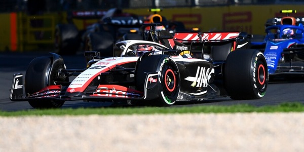GP Australia da brividi: dal tifoso ferito dalla gomma di Magnussen alla pericolosa invasione di pista