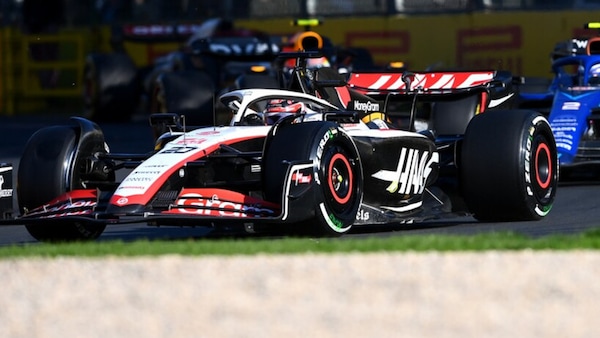 GP Australia da brividi: dal tifoso ferito dalla gomma di Magnussen alla pericolosa invasione di pista