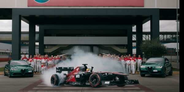 L'Alfa Romeo sorprende Pomigliano: c'è Zhou che sfreccia nel cuore dell'Italia