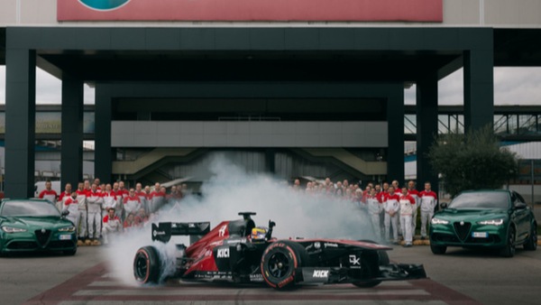 L'Alfa Romeo sorprende Pomigliano: c'è Zhou che sfreccia nel cuore dell'Italia