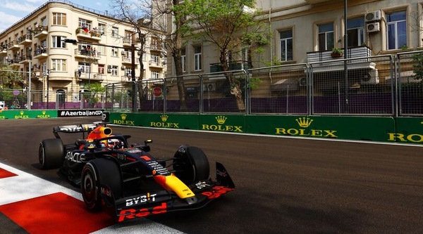 Verstappen: "Ho provato a stare in zona Drs di Perez, ma le gomme si surriscaldavano"