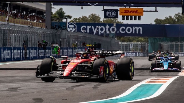 Sainz, Ferrari imprevedibile e incostante: "Continuiamo a sperimentare"