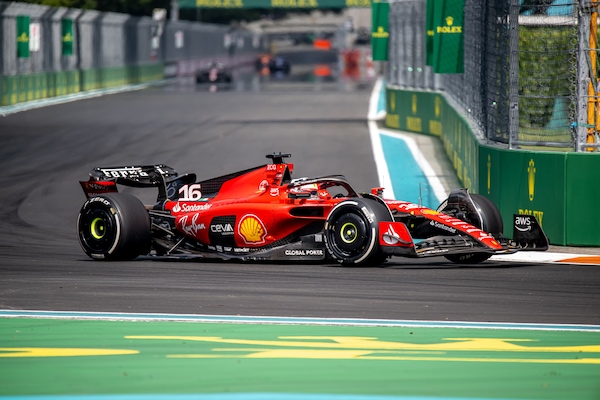 Ferrari sorprende a Miami: la SF-23 con sviluppi più ampi del previsto