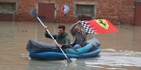 Forza Ferrari nonostante l'alluvione: la foto virale dei tifosi di Imola